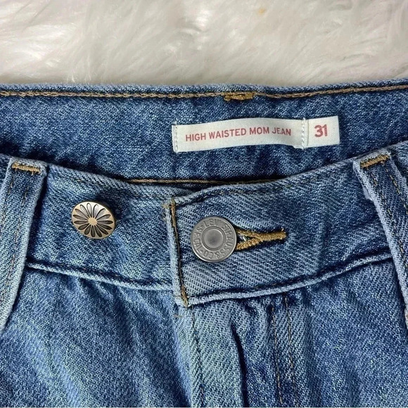 Levi's High Waisted Mom Jeans Taper Straight Leg Denim Size 31 - Picture 5 of 10